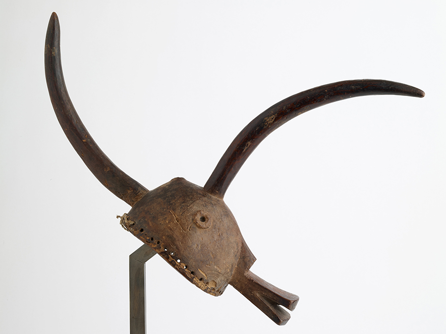 Masque cimier mangam figurant une antilope, 20e sicle, Nigeria.  muse des Confluences - Pierre-Olivier Deschamps / Agence VU'