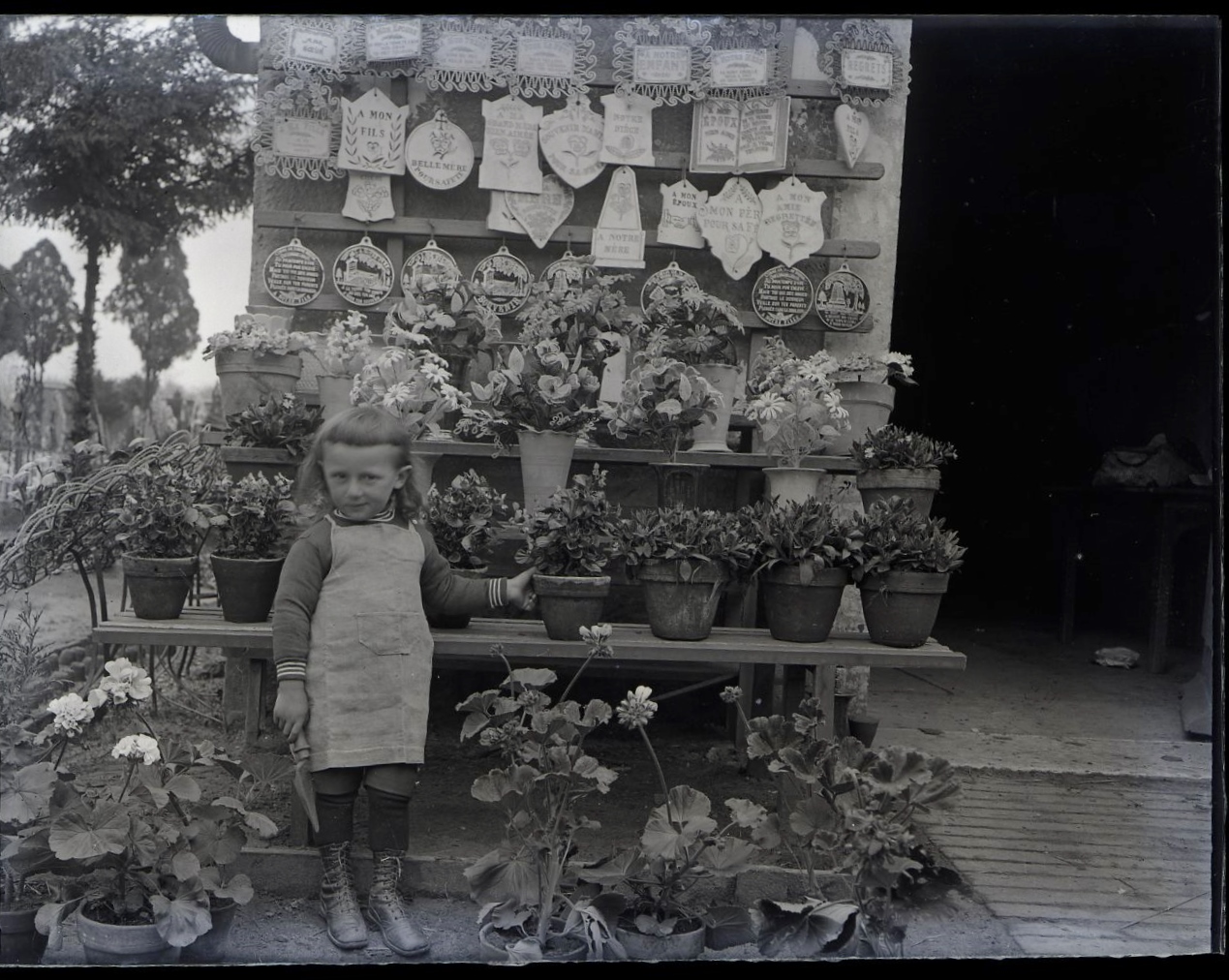 Lgende : Une enfant et des outils de jardinage : que font-ils l ?