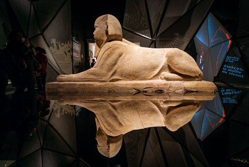 Musée des confluences : la tête dans le Nuage